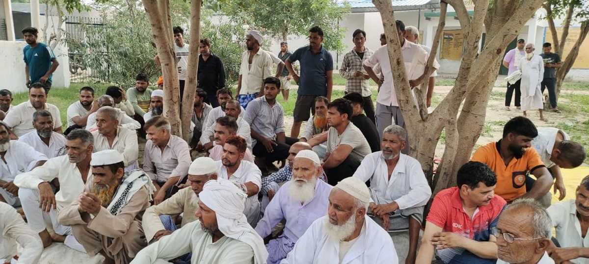 भूमि अधिगृहण के अवार्ड के खिलाफ ग्रामीणों में आक्रोष, कुरैव में पंचायत कर जताया विरोध